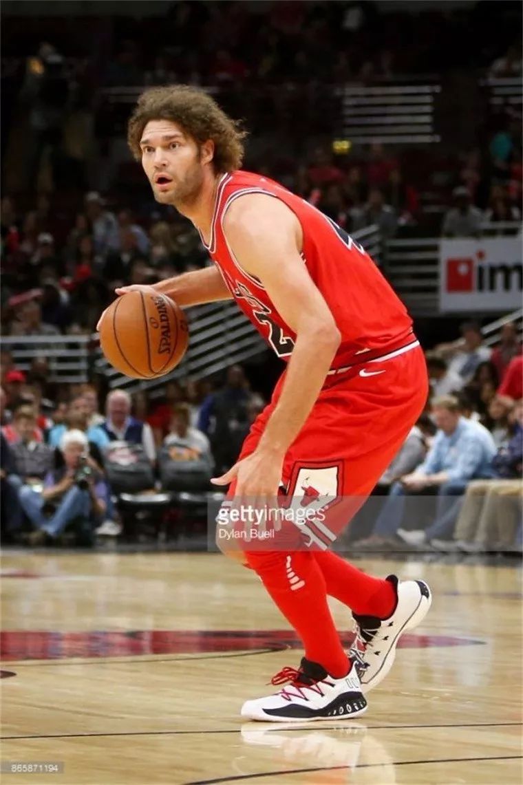 内马尔在公牛比赛中爆冷，突破纪录引发热议！(朗佐鲍尔在公牛队的表现)-爱游戏娱乐