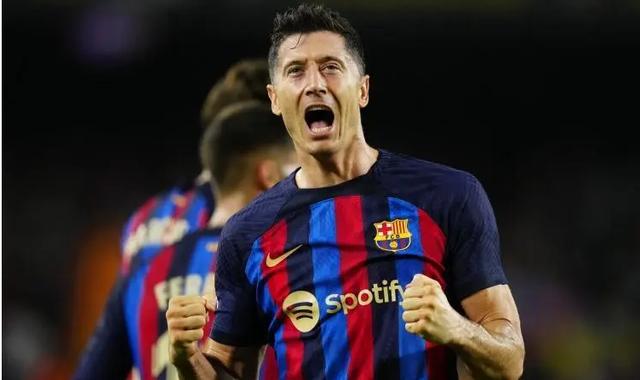 莱万多夫斯基在巴塞罗那比赛中精彩发挥，连败引发热议！(莱万多夫斯基联赛进球)-爱游戏官网首页